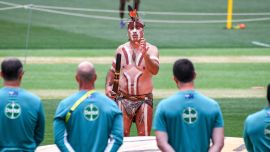 El anciano aborigen Karl Telfer realiza una ceremonia de Bienvenida al país para los jugadores australianos en el primer día del partido de prueba de cricket entre Australia e India en Adelaida.