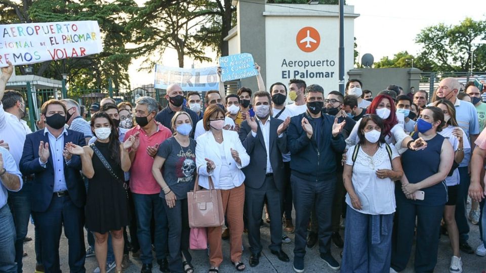 Juntos por el Cambio acompaño a vecinos y comerciantes de El Palomar que protestaron por el cierre del aeropuerto.
