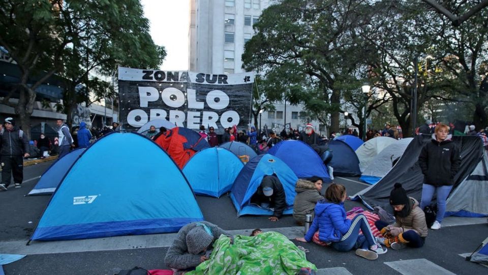 Manifestantes del Polo obrero acampan sobre Avenida 9 de Julio