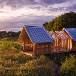 La casa en cuestión tiene grandes ventanales, que permiten mantener un contacto más estrecho entre el interior y el exterior.