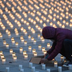Austria, Viena: una persona enciende velas para conmemorar a las personas que murieron debido al coronavirus en la plaza Stephansplatz. | Foto:Roland Schlager / APA / DPA