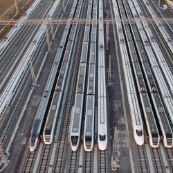 Esta foto muestra una vista aérea de trenes bala en los ferrocarriles de alta velocidad recién construidos en Nantong, en la provincia de Jiangsu, en el este de China. | Foto:STR / AFP