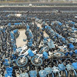 China, Changsha: Una vista general de casi cuatrocientos millones de bicicletas eléctricas sin licencia luego de ser recolectadas en un campo para su reciclaje. | Foto:TPG vía ZUMA Press / DPA