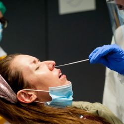 España, Barcelona: un trabajador sanitario realiza una prueba rápida de antígeno Corona en el distrito de Ciutat Vella de Barcelona. | Foto:Jordi Boixareu / ZUMA Wire / DPA