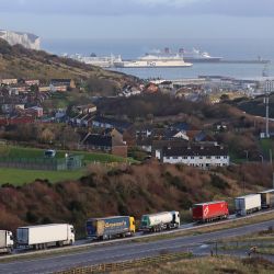 Inglaterra, Dover: Los camiones hacen cola para ingresar al puerto de Dover en Kent mientras el reloj avanza ante la posibilidad de que el Reino Unido llegue a un acuerdo antes de que finalice el período de transición del Brexit el 31 de diciembre de 2020. | Foto:Gareth Fuller / PA Wire / DPA
