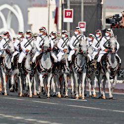Miembros de las fuerzas armadas de Qatar participan en un desfile militar para conmemorar la celebración del día nacional de su país, en la capital, Doha. | Foto:AFP