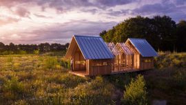 La casa en cuestión tiene grandes ventanales, que permiten mantener un contacto más estrecho entre el interior y el exterior.