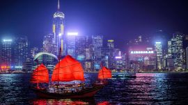 Un tradicional bote de basura turístico de madera