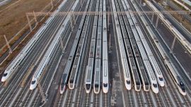 Esta foto muestra una vista aérea de trenes bala en los ferrocarriles de alta velocidad recién construidos en Nantong, en la provincia de Jiangsu, en el este de China.
