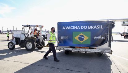 Este viernes por la mañana llegaron al aeropuerto internacional de Guarulhos, en San Pablo, 2 millones de dosis de la vacuna china Coronavac.