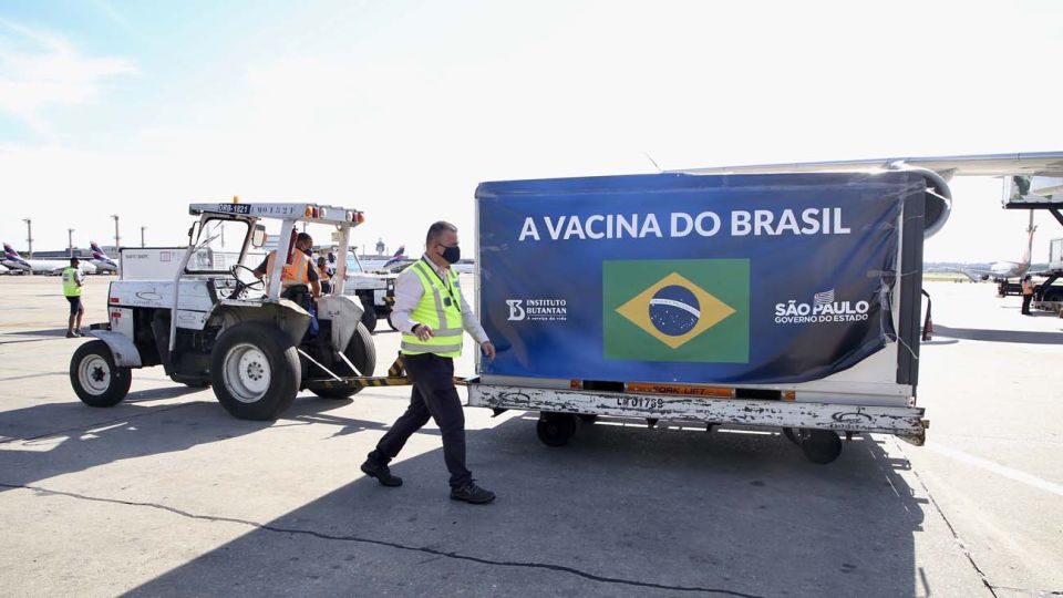 Este viernes por la mañana llegaron al aeropuerto internacional de Guarulhos, en San Pablo, 2 millones de dosis de la vacuna china Coronavac.