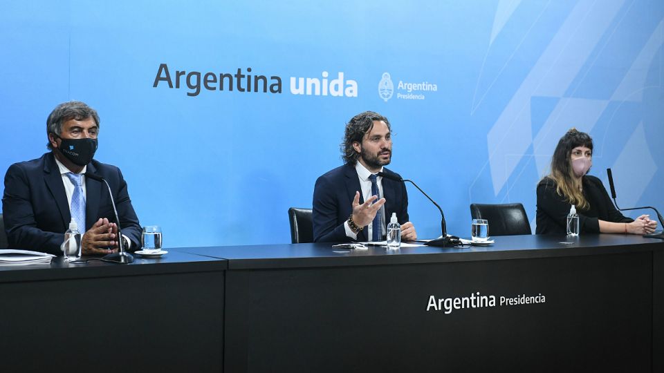 Santiago Cafiero al frente del anuncio.