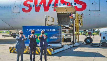 Brasil. El gobernador de San Pablo, Joao Doria, recibió ayer 2 millones de dosis de CoronaVac, que realiza ensayos en su estado.