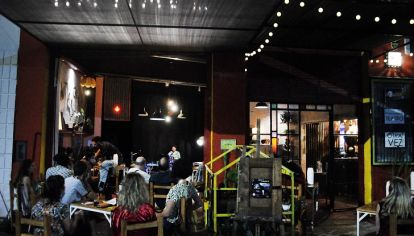 RECONVERSIONES. Casa Grote, Funez Cultura y La Nave son tres de las salas de teatro independiente que pudieron adaptarse y realizar funciones al aire libre.