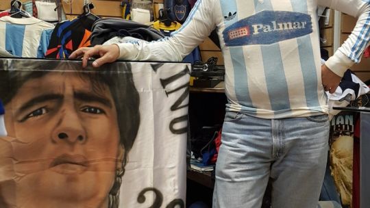 Ídolo racinguista. Gasparini con la camiseta que lo identifica en Córdoba. “El Pato” también jugó en Talleres y Estudiantes de Río Cuarto.