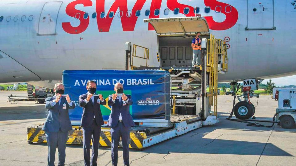 Brasil. El gobernador de San Pablo, Joao Doria, recibió ayer 2 millones de dosis de CoronaVac, que realiza ensayos en su estado.