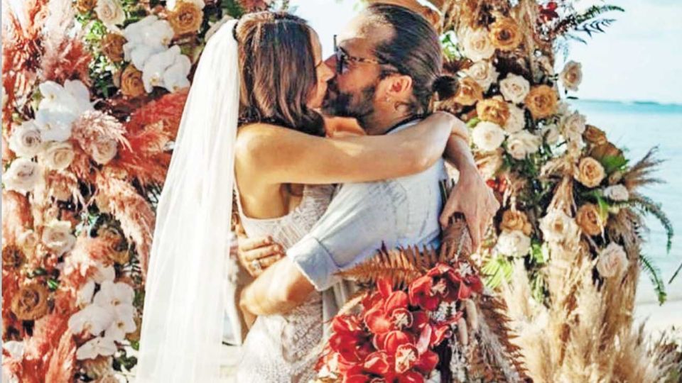 Amor. La modelo y el cantante llevan 16 años juntos y dieron el sí.