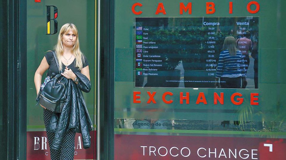 Valores. El blue bajó a $ 148 y el oficial marca $ 88 para la venta.