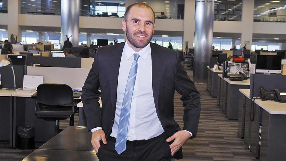 Visita a Perfil. Para 2021, Guzmán ajusta gastos y promete poner un tope del 60% para el financiamiento con emisión del rojo fiscal.