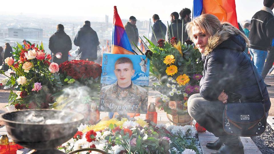 Cementerio. Una madre llora a su hijo, caído en los combates contra azerbaiyán en el enclave.