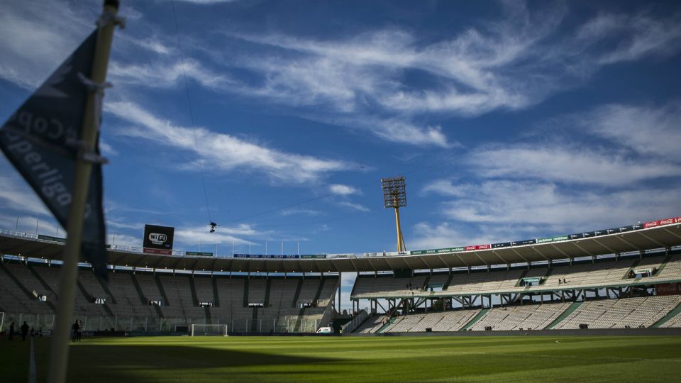 ESTADIOS. Arriba el Mario Kempes; abajo el ‘Monumental’.