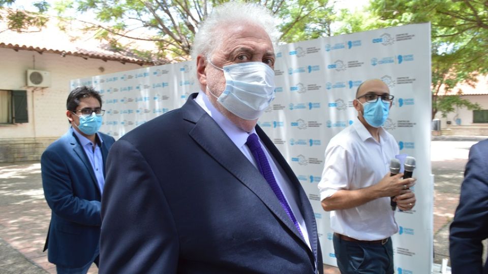 TENSO. El ministro de Salud de la Nación Ginés González García ingresando junto a su par provincial, Diego Cardozo, al Pablo Pizzurno.