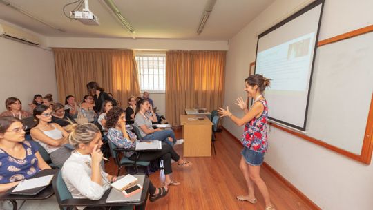 MET. Es una organización que fomenta la participación de mujeres, personas trans y de género no binario en tecnología y potencia su desarrollo. Por la pandemia, federalizaron sus capacitaciones, de presenciales a virtuales..