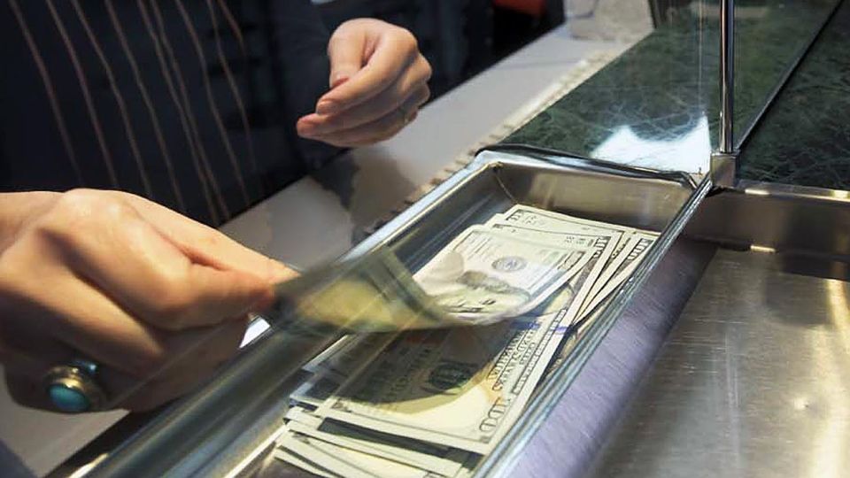Verde pasión. Muchos argentinos se reguardan en la divisa estadounidense para no descapitalizarse. Pocos quieren los pesos.