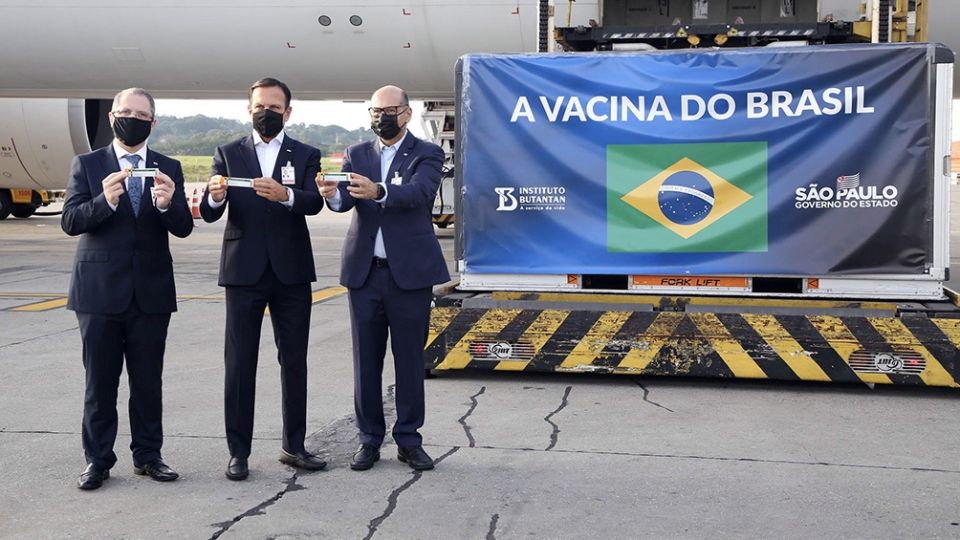 BRASIL. Esta semana arribaron al aeropuerto de Guarulhos, San Pablo, 120 mil dosis.de la vacuna de Sinovac.