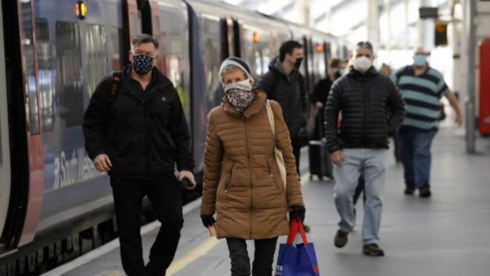 La nueva cepa del coronavirus golpea al Reino Unido.