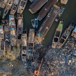 Esta foto aérea muestra que los barcos pesqueros serán desmantelados por el lago Gaoyou después de que se implementara una prohibición de captura de diez años en el área en nombre de la protección ambiental, en Huaian, en la provincia de Jiangsu, en el este de China. | Foto:STR / AFP