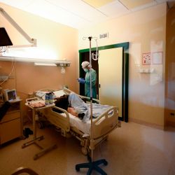 Un trabajador médico atiende a un paciente en la unidad de cuidados subintensivos del hospital Tor Vergata en Roma, durante la pandemia COVID-19 provocada por el nuevo coronavirus. | Foto:Filippo Monteforte / AFP