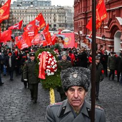 Partidarios del partido comunista ruso marchan para depositar flores en la tumba del fallecido líder soviético Joseph Stalin durante una ceremonia conmemorativa para conmemorar el 141 aniversario de su nacimiento en la Plaza Roja de Moscú. | Foto:Alexander Nemenov / AFP