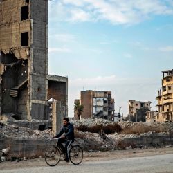 Un hombre monta su bicicleta en la ciudad de Raqa, en el norte de Siria, la antigua capital siria del grupo Estado Islámico (EI). | Foto:Delil Souleiman / AFP