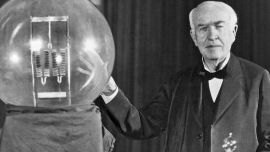 A principios de 1878, Edison comenzó a trabajar en la creación de una lámpara incandescente de larga duración.