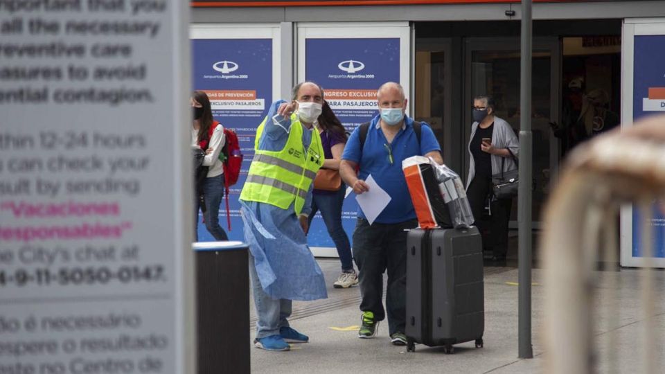 Hay que reforzar los controles de las personas que lleguen a Ezeiza del exterior.