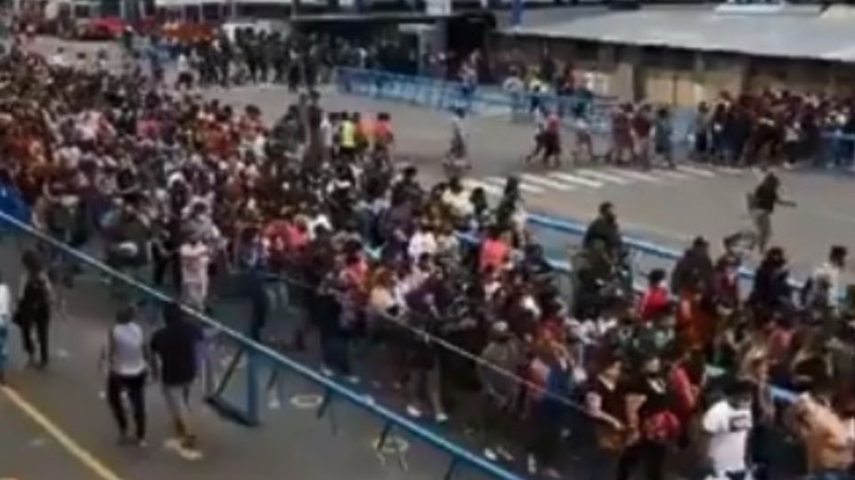 Caos de gente en La Salada generó indignación en las redes.