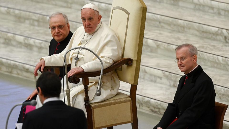 Esta foto tomada y distribuida por los medios de comunicación del Vaticano el 21 de diciembre de 2020 muestra al Papa Francisco durante una audiencia para los saludos de Navidad a los miembros de la Curia Romana en el Vaticano.