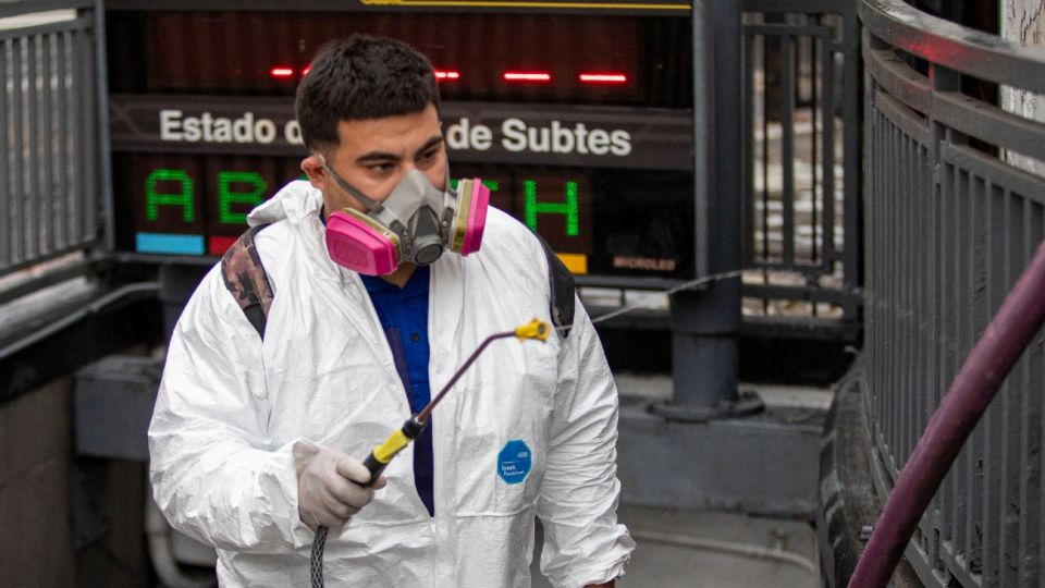 Trabajadores de la salud desinfectando estaciones de Subte
