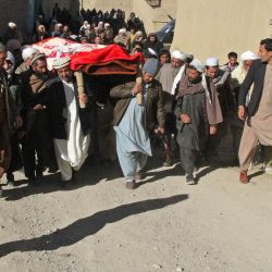Familiares y parientes participan en la procesión fúnebre del periodista afgano Rahmatullah Nekzad en el distrito de Khoja Omari de la provincia de Ghazni. - Nekzad fue asesinado a tiros por hombres armados en la ciudad oriental de Ghazni en lo que parecía ser otro asesinato selectivo. | Foto:AFP
