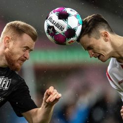 Sebastian Kerk de Osnabrueck y Noah Katterbach de Colonia luchan por el balón durante el partido de fútbol de la Copa DFB de Alemania entre el 1. FC Colonia y el VfL Osnabrueck en RheinEnergieStadion.  | Foto:Marius Becker / DPA