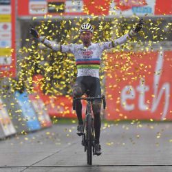 El holandés Mathieu Van Der Poel celebra al cruzar la línea de meta para ganar la carrera masculina de la 55a edición del Cyclocross Essen, en la competición de ciclocross Ethias Cross, en Essen. | Foto:Luc Classen / varias fuentes / AFP