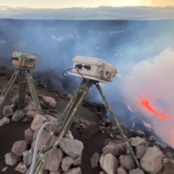 EE. UU., Hawái: un científico observa el vapor y el gas que brotan de la erupción en el cráter Halemaumau después de que el volcán Kilauea de Hawái se activó el domingo. | Foto:ZUMA Wire / DPA