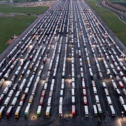 Una vista aérea muestra líneas de camiones de carga y vehículos pesados estacionados en la pista del aeropuerto de Manston cerca de Ramsgate, en el sureste de Inglaterra, cuando el plan de contingencia del Brexit  | Foto:William Edwards / AFP