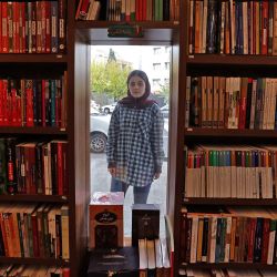 La empleada Sepideh Daryan posa para una foto en una librería de la editorial Nashre-Cheshmeh en Teherán, la capital iraní. | Foto:Atta Kenare / AFP