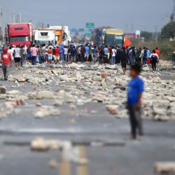 Perú, Ica: Trabajadores de Agroexportadores bloquean una carretera durante una protesta por no aprobar la nueva ley agrícola. | Foto:El Comercio / GDA vía ZUMA Wire / DPA