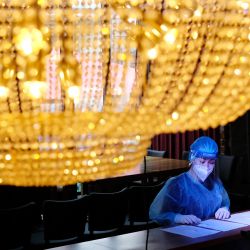 Sajonia, Leipzig: un médico trabaja en el mostrador de la barra  | Foto:Sebastian Willnow / dpa-Zentralbild / DPA