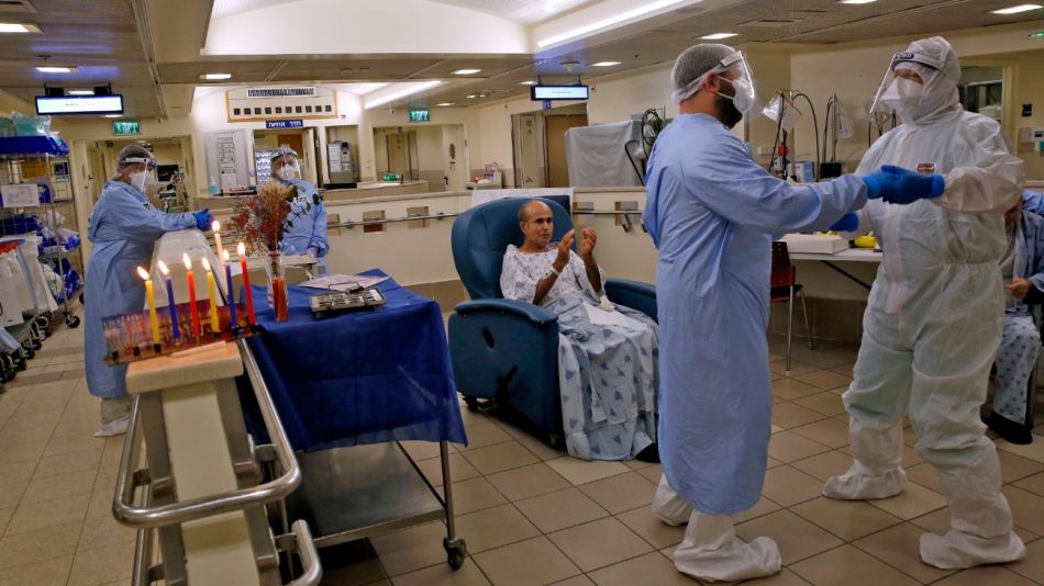 En Israel trabaja en la campaña de vacunación contra el Covid-19.
