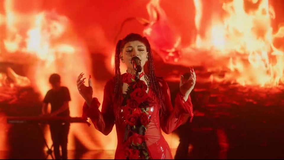 Cazzu en el show por streaming de Una niña inútil