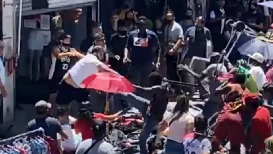 Fuertes incidentes entre manteros y comerciantes en Flores.